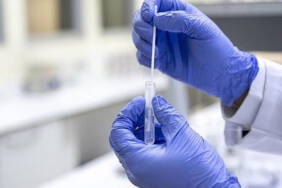 O-ülkede-korkutan-uyarı...-Kovid-19'un-yeni-varyantı-Eris-ülke-geneline-yayıldı!