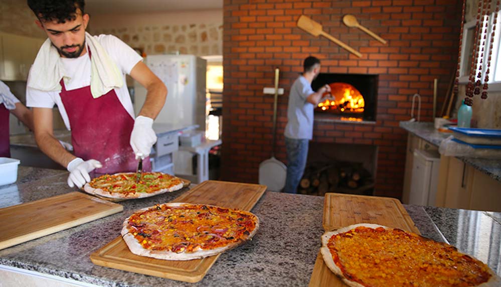 Yiyen pişman olmuyor! Odun ateşinde pizza yapılan Süryani köyleri lezzet durağı oldu
