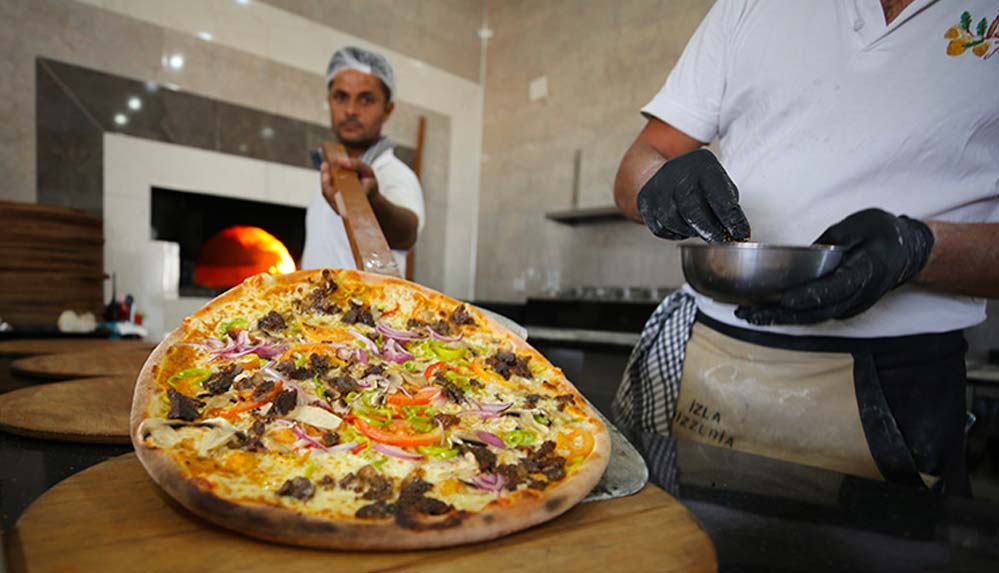 Yiyen pişman olmuyor! Odun ateşinde pizza yapılan Süryani köyleri lezzet durağı oldu