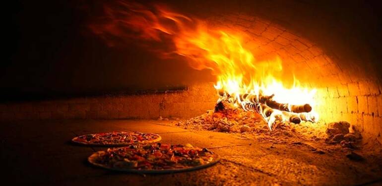 Yiyen pişman olmuyor! Odun ateşinde pizza yapılan Süryani köyleri lezzet durağı oldu
