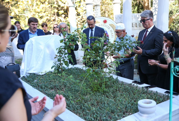 Zeki Müren vefatının 27'ncı yılında mezarı başında anıldı