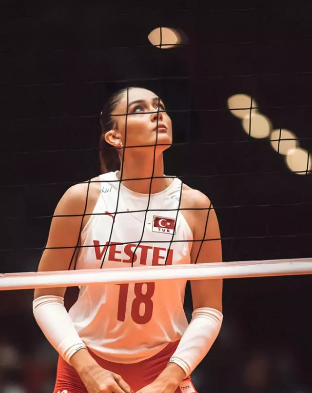 Voleybolcu Zehra Güneş’in kuzeni Survivor’ın yıldızı çıktı!