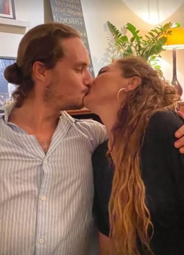 Bilge Öztürk kendisinden 22 yaş küçük aşkı Daren Gerede ile dudak dudağa poz verdi!