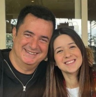 Acun Ilıcalı'nın kızı Banu Ilıcalı sosyal medyanın diline düştü: Yurt dışında Selena Gomez'i gördüğü video viral oldu 3 Acun Ilıcalı'nın kızı Banu Ilıcalı sosyal medyanın diline düştü Yurt dışında Selena Gomez'i gördüğü video viral oldu