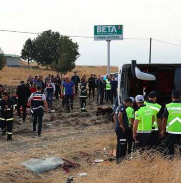 Amasya'da yolcu otobüsü devrildi: 6 kişi öldü, 35 kişi yaralandı 7 Amasya'da-yolcu-otobüsü-devrildi--6-kişi-öldü,-35-kişi-yaralandı