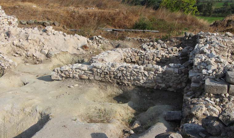 Daskyleion'da 2 bin 500 yıllık "zar oyunu tablası" bulundu