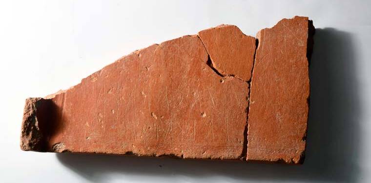 Daskyleion’da 2 bin 500 yıllık “zar oyunu tablası” bulundu