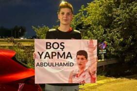 Ebrar-Karakurt'dan-sosyal-medyayı-sallayan-pankart--'Boş-yapma-Abdulhamit'