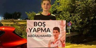 Ebrar-Karakurt'dan-sosyal-medyayı-sallayan-pankart--'Boş-yapma-Abdulhamit'