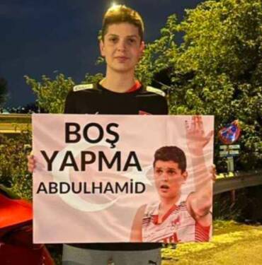 Ebrar Karakurt'dan sosyal medyayı sallayan pankart: 'Boş yapma Abdulhamit' 10 Ebrar-Karakurt'dan-sosyal-medyayı-sallayan-pankart--'Boş-yapma-Abdulhamit'