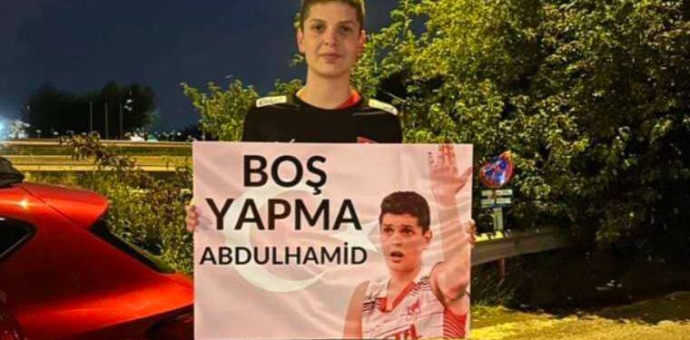 Ebrar Karakurt’dan sosyal medyayı sallayan pankart: ‘Boş yapma Abdulhamit’