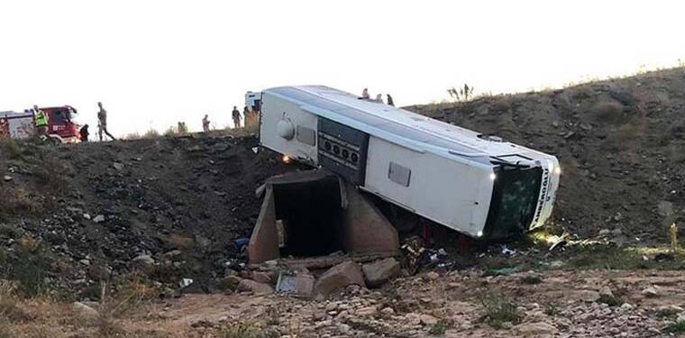 Erzurum’da yolcu otobüsü şarampole devrildi, 3 kişi hayatını kaybetti, 22 kişi yaralandı