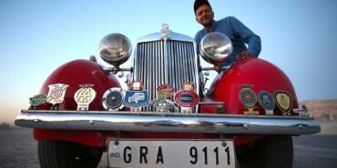 Hint-iş-insanı-73-yıllık-klasik-otomobiliyle-Baharat-Yolu'nu-keşfediyor-1