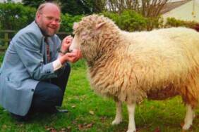 Koyun-Dolly’i-klonlayan-bilim-insanı-Ian-Wilmut-79-yaşında-hayatını-kaybetti