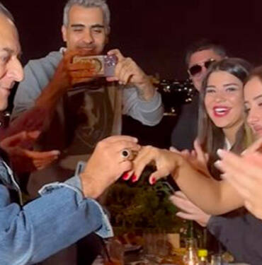 Mehmet Ali Erbil 40 yaş küçük sevgilisine evlenme teklifi etti... 6. kez nikah masasına oturacak 9 Mehmet-Ali-Erbil-40-yaş-küçük-sevgilisine-evlenme-teklifi-etti...-6.-kez-nikah-masasına-oturacak