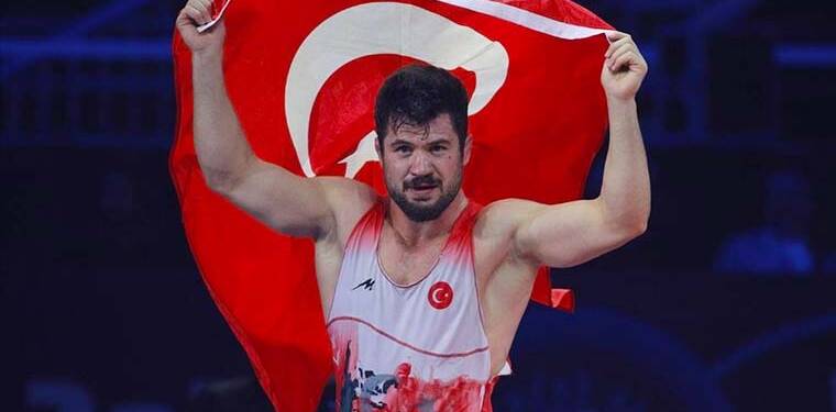 Milli sporcu Ali Cengiz, Dünya Güreş Şampiyonası’nda altın madalya kazandı