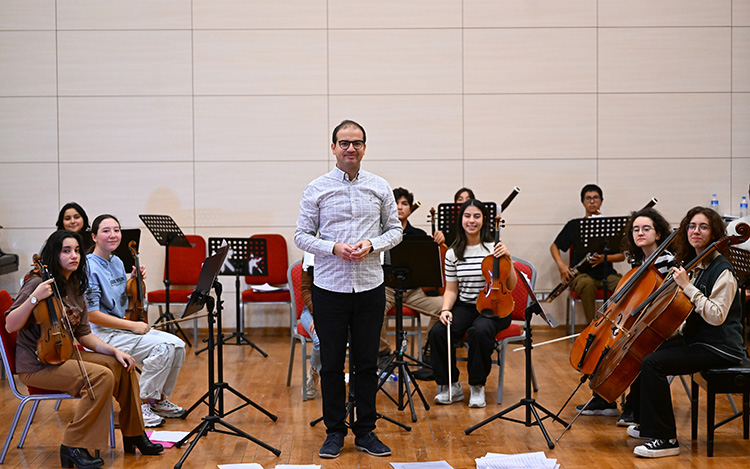 Londra Oda Orkestrası'nın Cumhuriyet'in 100. yılı konserini Türk şef yönetecek 3 Londra Oda Orkestrası'nın Cumhuriyet'in 100. yılı konserini Türk şef yönetecek