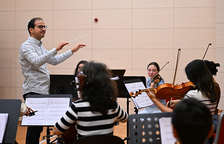Londra Oda Orkestrası'nın Cumhuriyet'in 100. yılı konserini Türk şef yönetecek 4 Londra Oda Orkestrası'nın Cumhuriyet'in 100. yılı konserini Türk şef yönetecek