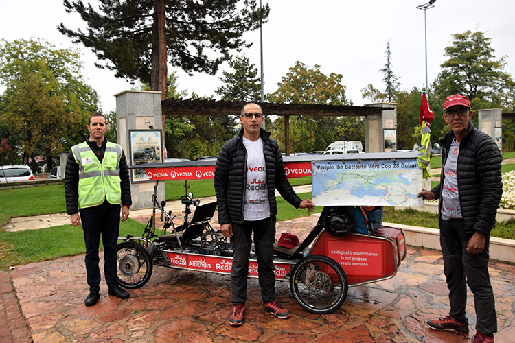 Güneş panelli bisikletle Fas'tan Dubai'ye BM İklim Değişikliği Konferansı için pedal çeviriyorlar