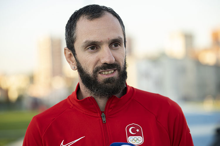 Atletizmde Türkiye'ye ilk "dünya" madalyasını getiren atlet: Ramil Guliyev