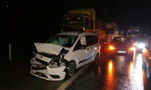 26 araç birbirine girdiği kazada İstanbul istikameti trafiğe kapandı: 2'si ağır 13 kişi yaralandı