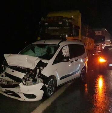 26-araç-birbirine-girdiği-kazada-İstanbul-istikameti-trafiğe-kapandı--2'si-ağır-13-kişi-yaralandı