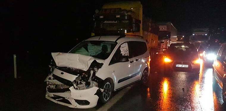 26 araç birbirine girdiği kazada İstanbul istikameti trafiğe kapandı: 2’si ağır 13 kişi yaralandı
