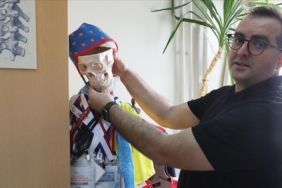 Ekran başında vakit geçirenler dikkat! Uzun süre yanlış oturuş duruş bozukluğuna yol açıyor! 3 Ekran başında vakit geçirenler dikkat! Uzun süre yanlış oturuş duruş bozukluğuna yol açıyor!