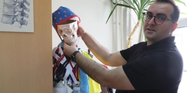 Ekran başında vakit geçirenler dikkat! Uzun süre yanlış oturuş duruş bozukluğuna yol açıyor!