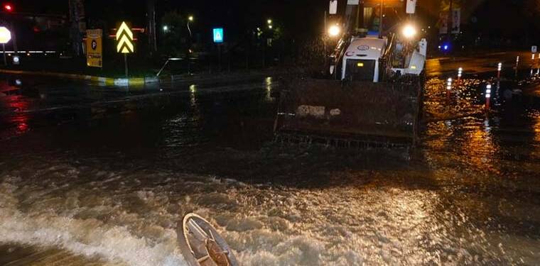 Fatsa’da şiddetli sağanak: Çok sayıda ev ve iş yerini su bastı