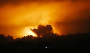 İsrail ordusu Gazze'de yerinden edilmiş insanların konvoyunu vurdu: En az 70 kişi öldü