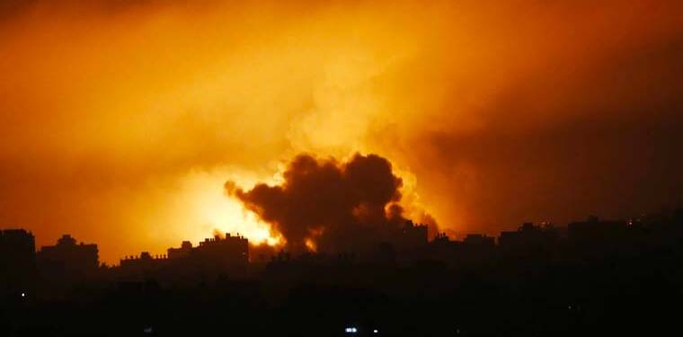 İsrail ordusu Gazze’de yerinden edilmiş insanların konvoyunu vurdu: En az 70 kişi öldü
