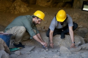 Kahramanmaraş'ta mağara kazısında 12 bin yıllık olduğu düşünülen mezar bulundu