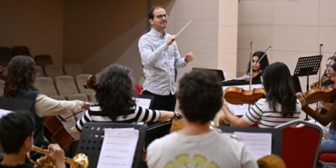 Londra Oda Orkestrası'nın Cumhuriyet'in 100. yılı konserini Türk şef yönetecek
