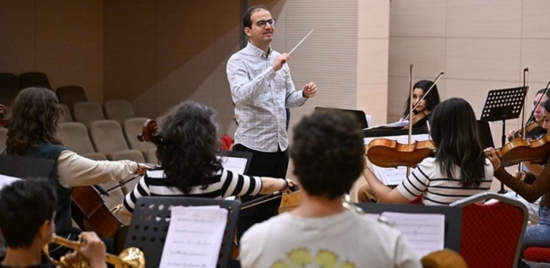 Londra Oda Orkestrası’nın Cumhuriyet’in 100. yılı konserini Türk şef yönetecek