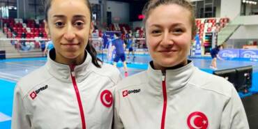 Milli-badmintoncular-Bengisu-ile-Nazlıcan,-Hollanda'da-bronz-madalya-kazandı