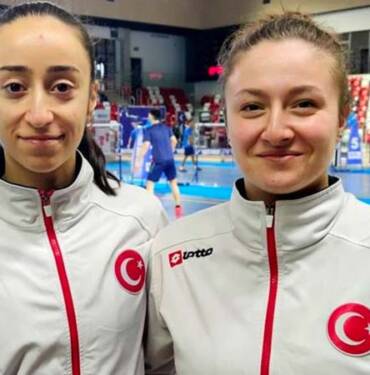 Milli-badmintoncular-Bengisu-ile-Nazlıcan,-Hollanda'da-bronz-madalya-kazandı