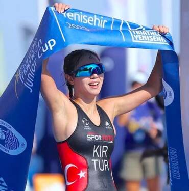 Milli-triatlet-Selinay-Tuğçe-Kır,-Avrupa-Triatlon-Kupası'nda-altın-madalya-kazandı