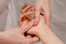 Parmaklarla yapılan bu basit teknik kaygıyı azaltıyor 2 Parmaklarla yapılan bu basit teknik kaygıyı azaltıyor