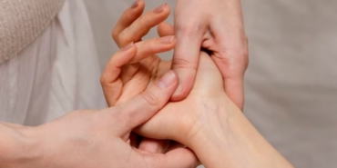 Parmaklarla yapılan bu basit teknik kaygıyı azaltıyor