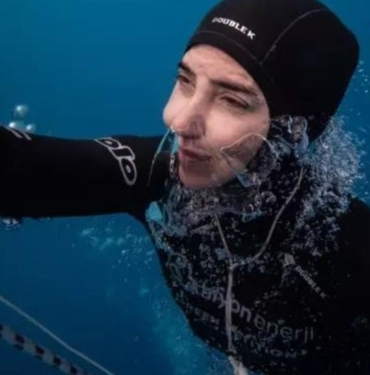 Şahika Ercümen, Cumhuriyet'in 100. yılında 106 metreye dalarak dünya rekoru kırdı