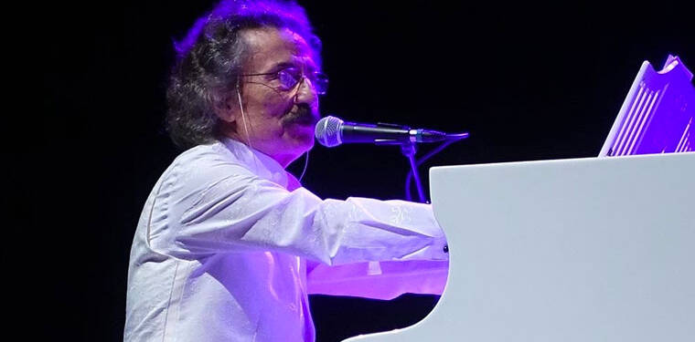 Timur Selçuk, “Babamın Şarkıları” gösterisiyle 6 ve 9 Kasım’da AKM’de yad edilecek
