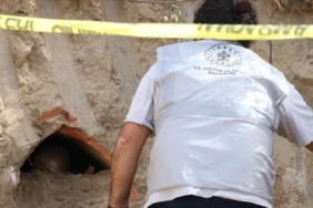 Yalova'da Roma döneminden kalma kadın iskeleti bulunan küp mezar gün ışığına çıkarılıyor