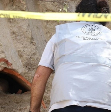 Yalova'da Roma döneminden kalma kadın iskeleti bulunan küp mezar gün ışığına çıkarılıyor 4 Yalova'da Roma döneminden kalma kadın iskeleti bulunan küp mezar gün ışığına çıkarılıyor