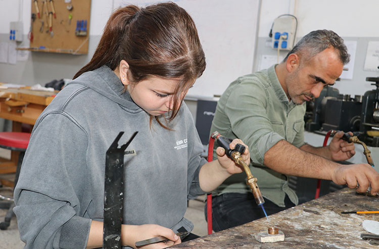 Doğadaki değerli taşlar üniversiteli gençlerin elinde sanat eserine dönüşüyor