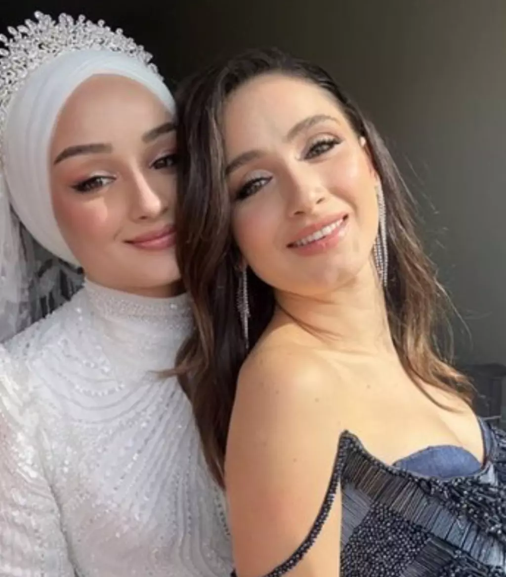 Gökçe Akyıldız'ın dünyaevine giren kız kardeşiyle benzerliği çok şaşırttı! Bakın hangi dizide oynamış