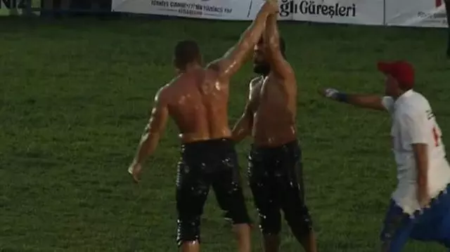 İsmail Balaban sinirlenip güreşten çekildi! Seyirciye kızdı, muhabirin yakasına yapıştı