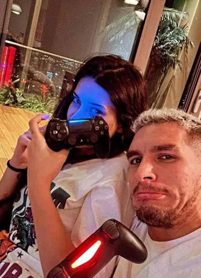 Lucas Torreira ve Devrim Özkan'dan romantik pozlar! "Sen benim en iyi yerimsin"