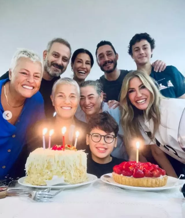 Çağla Şıkel'in sevgilisi Nail Gönenli aile pozunda! Beğeni yağdı