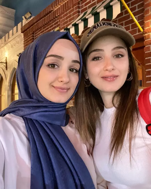 Gökçe Akyıldız'ın dünyaevine giren kız kardeşiyle benzerliği çok şaşırttı! Bakın hangi dizide oynamış